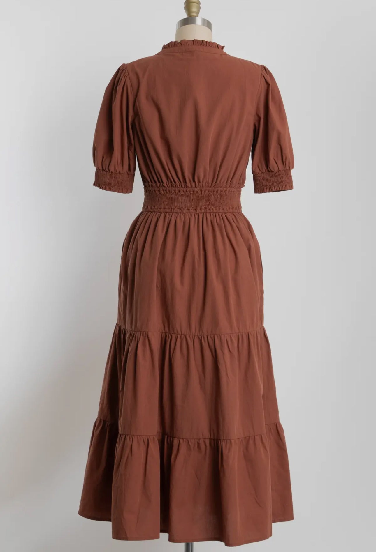 Alicia Midi Dress.                                         Vestido Con Nido De Abeja En La Cintura Y Mangas Cortas Con Volantes