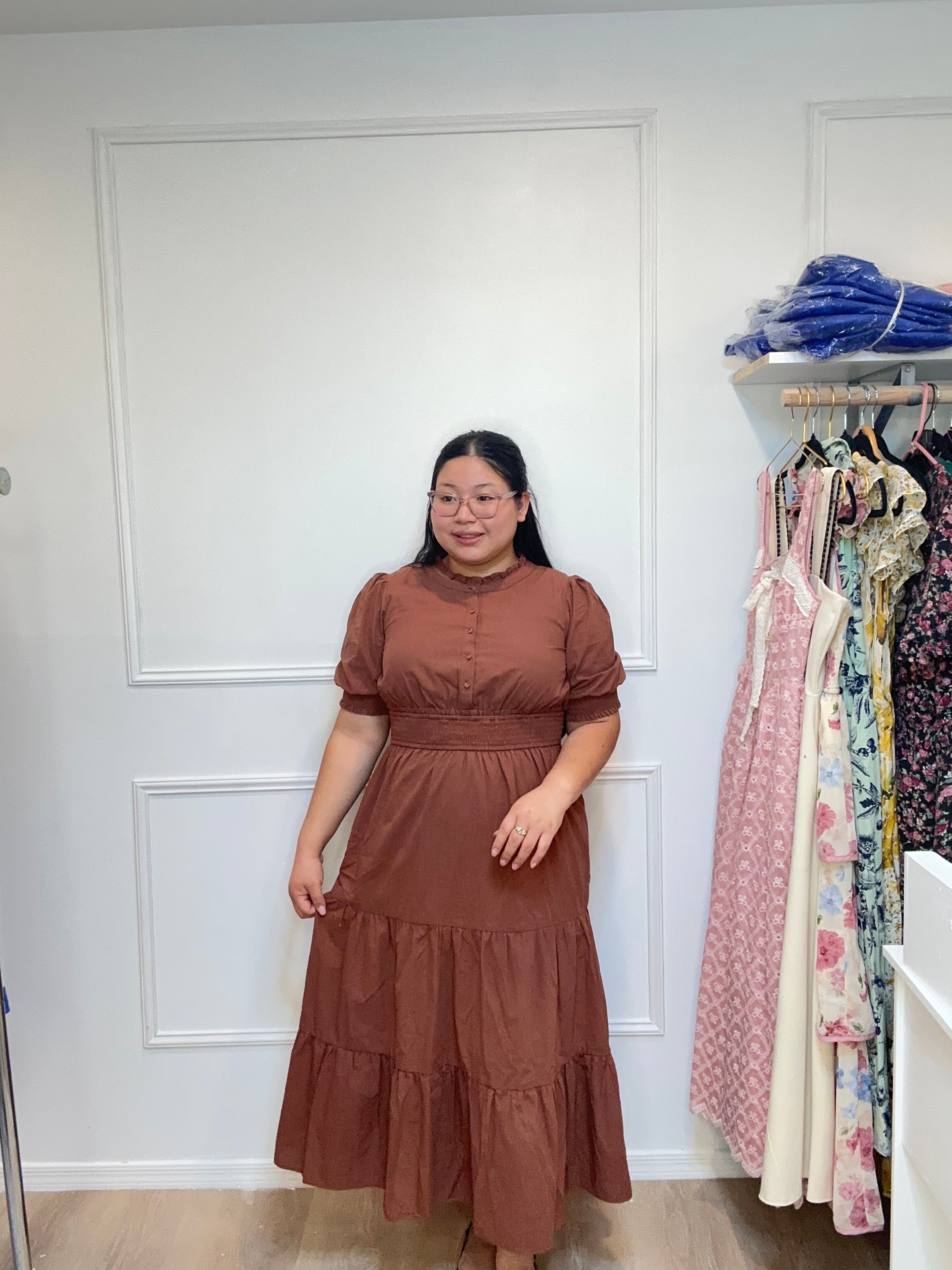 Alicia Midi Dress.                                         Vestido Con Nido De Abeja En La Cintura Y Mangas Cortas Con Volantes