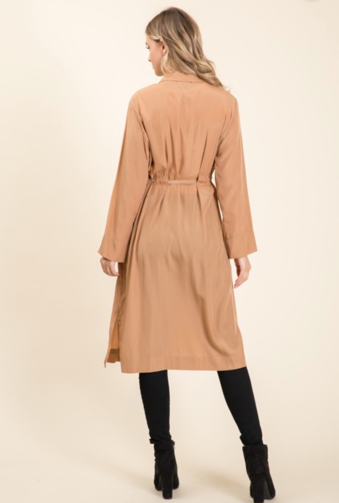 Gabardina color canela con lazo en la cintura