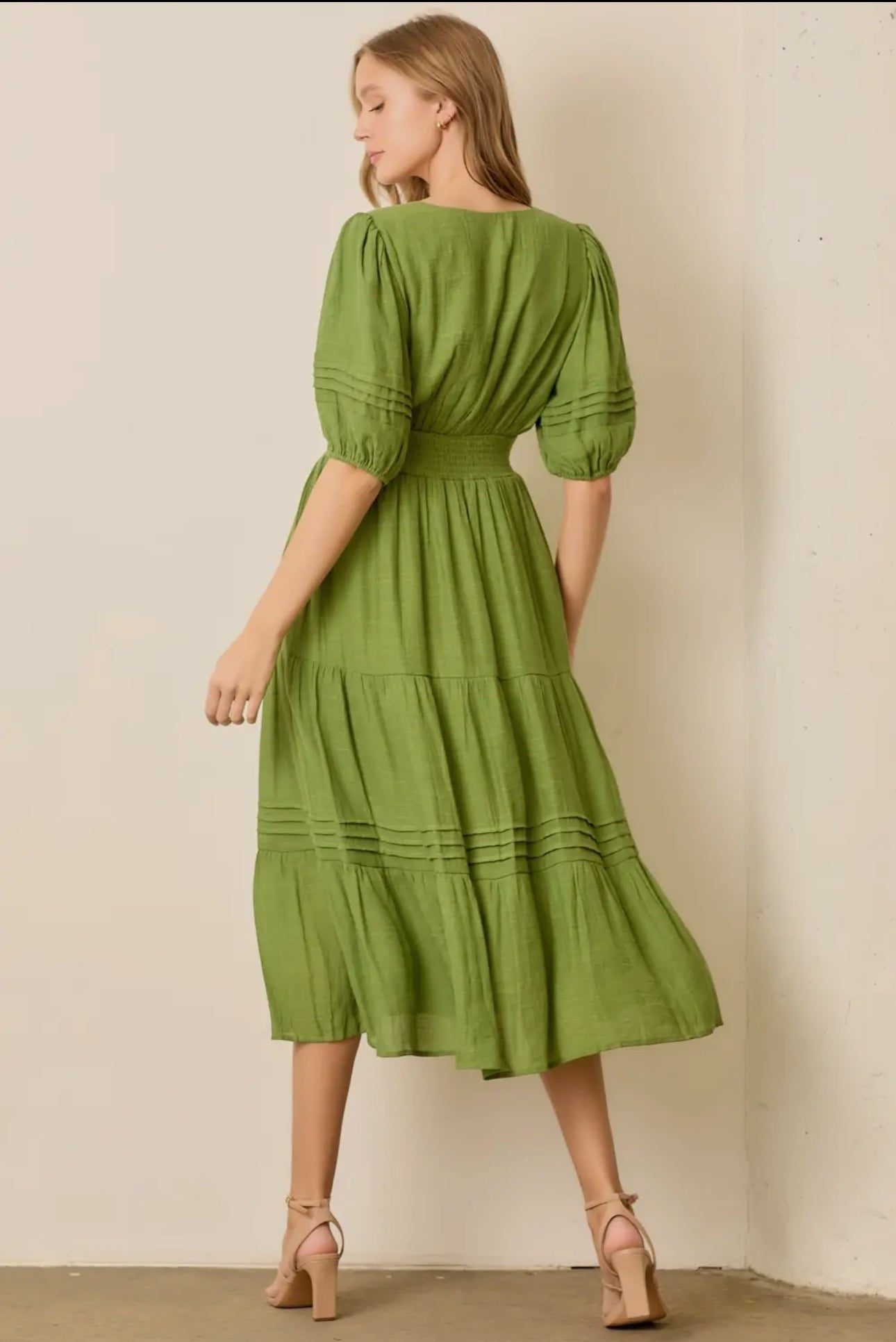 Vestido largo, escalonado con cuello en V