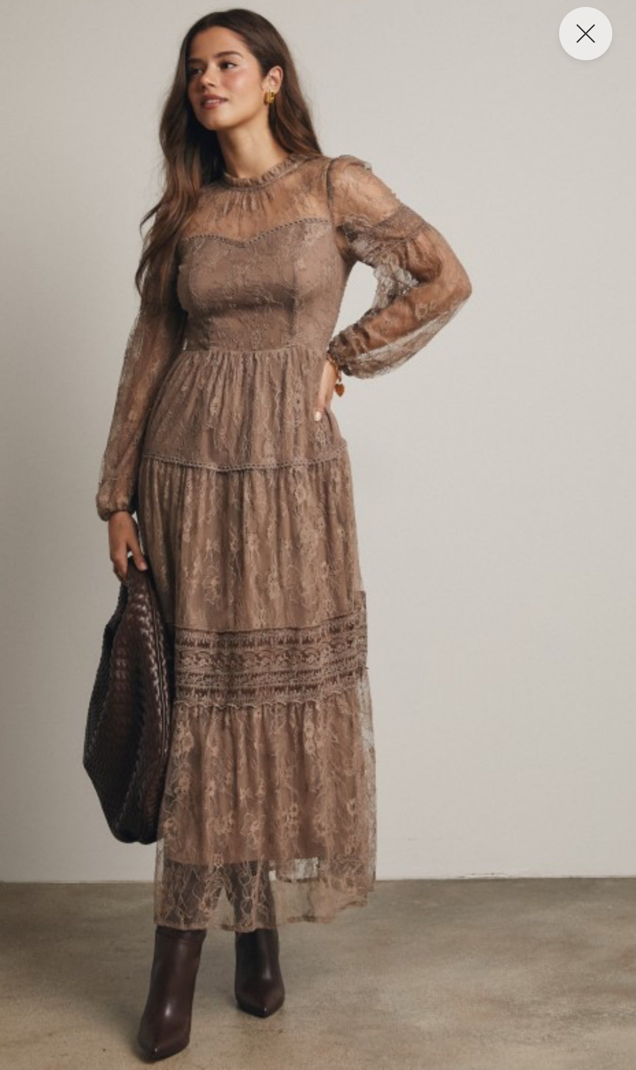 Valeria maxi Dress                                         Vestido largo de encaje de manga larga escalonada