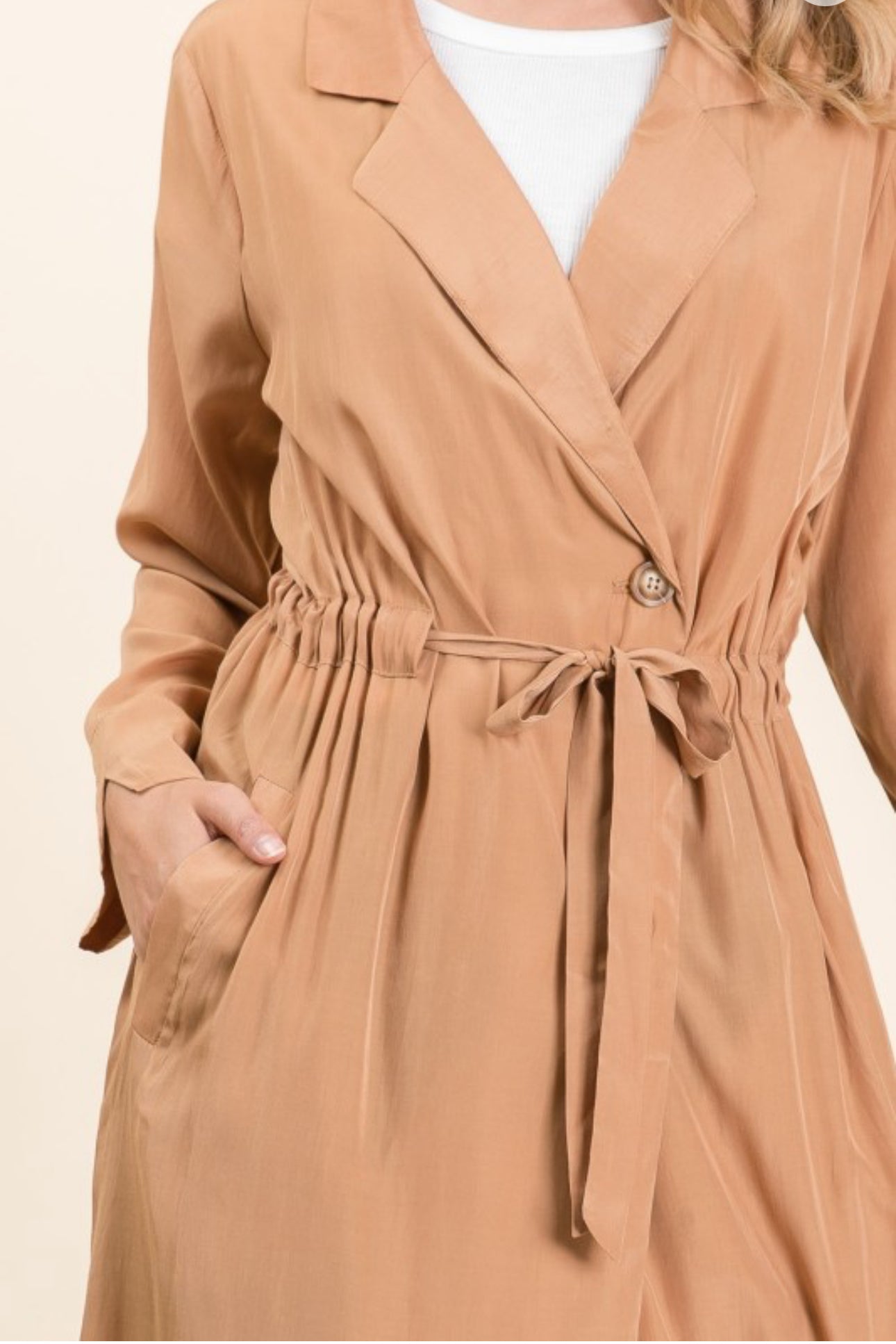 Gabardina color canela con lazo en la cintura