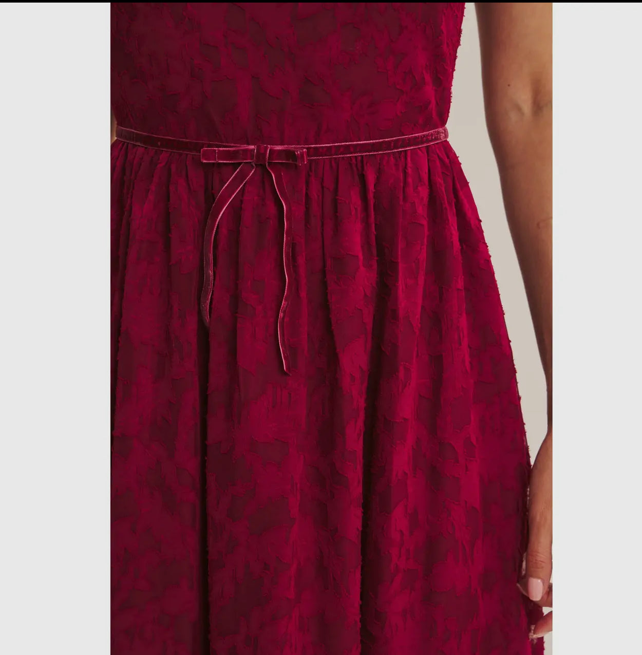 Royce Midi Dress.                                         Vestido Midi De Jacquard Con Cintura De Terciopelo Rico En Textura