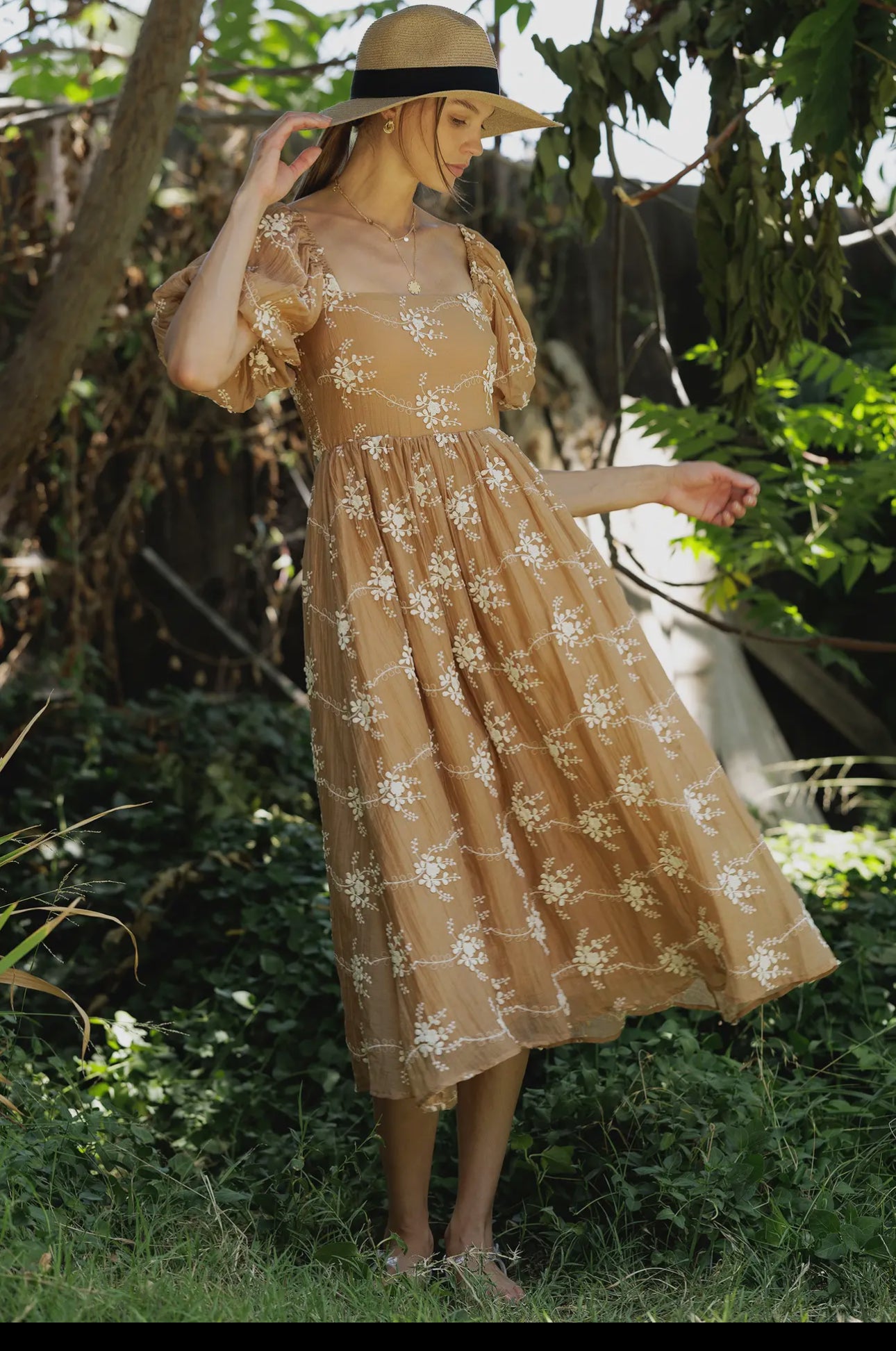 Kelly Midi Dress bordado de manga, corta