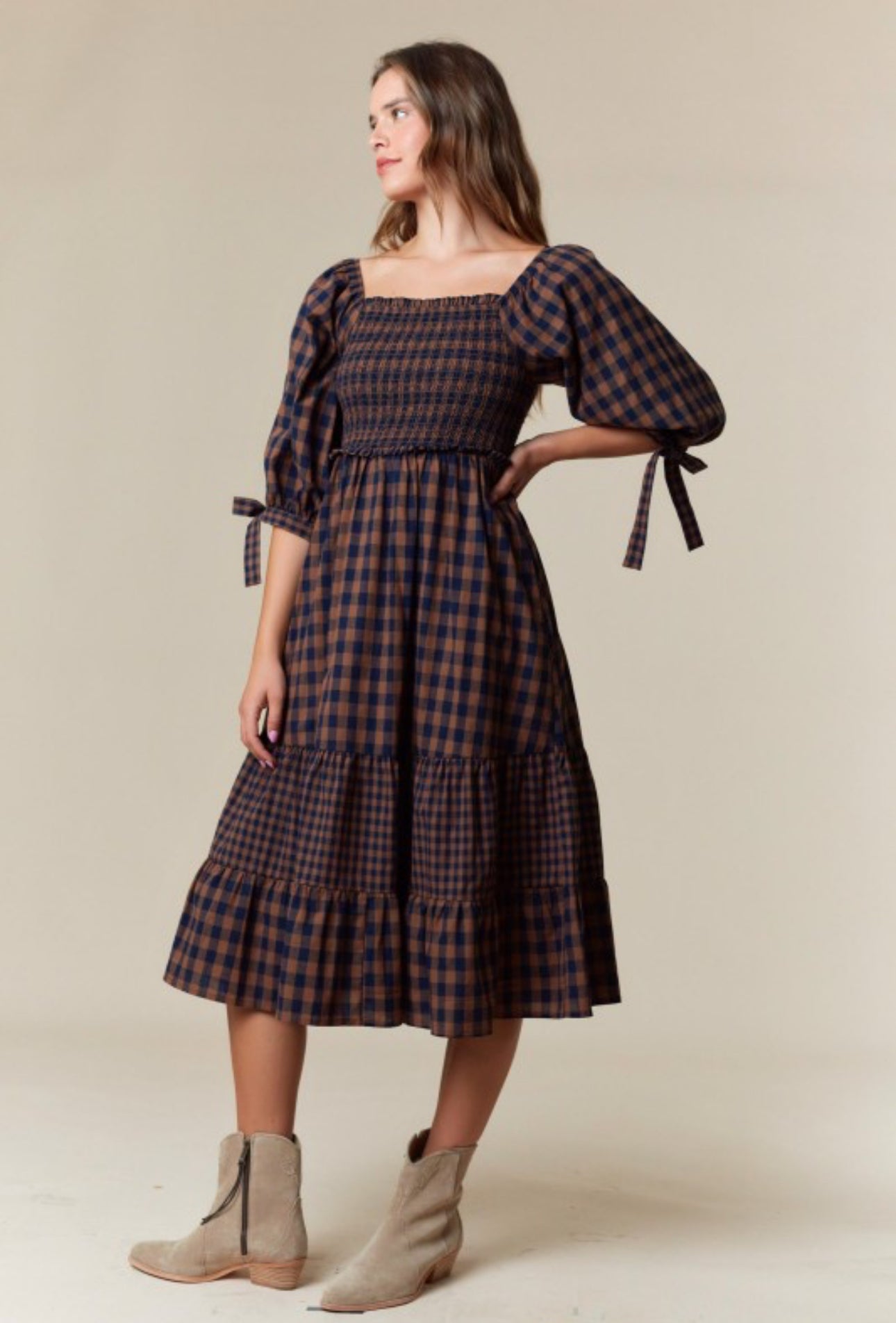 Melissa Midi Dress.                                   Vestido a cuadros con detalle fruncido especial