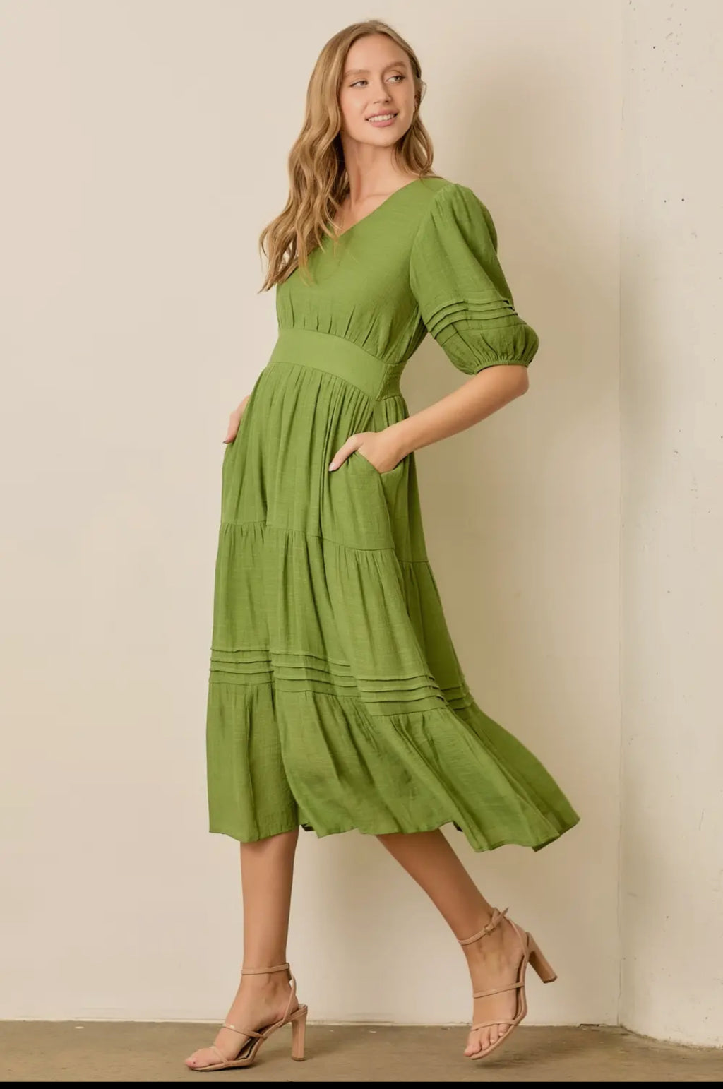 Vestido largo, escalonado con cuello en V