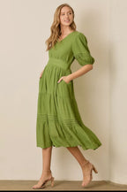 Vestido largo, escalonado con cuello en V