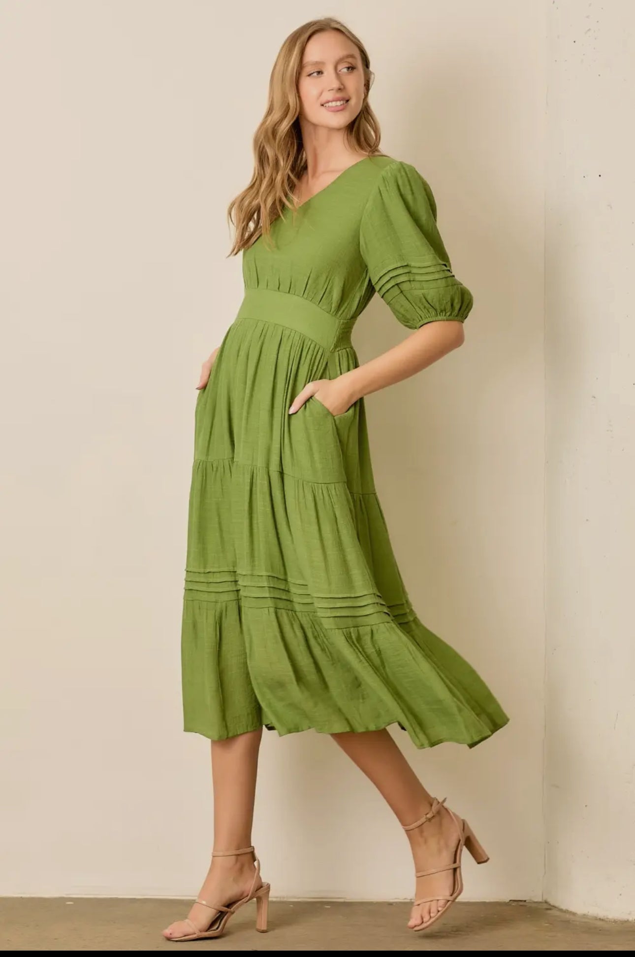 Vestido largo, escalonado con cuello en V