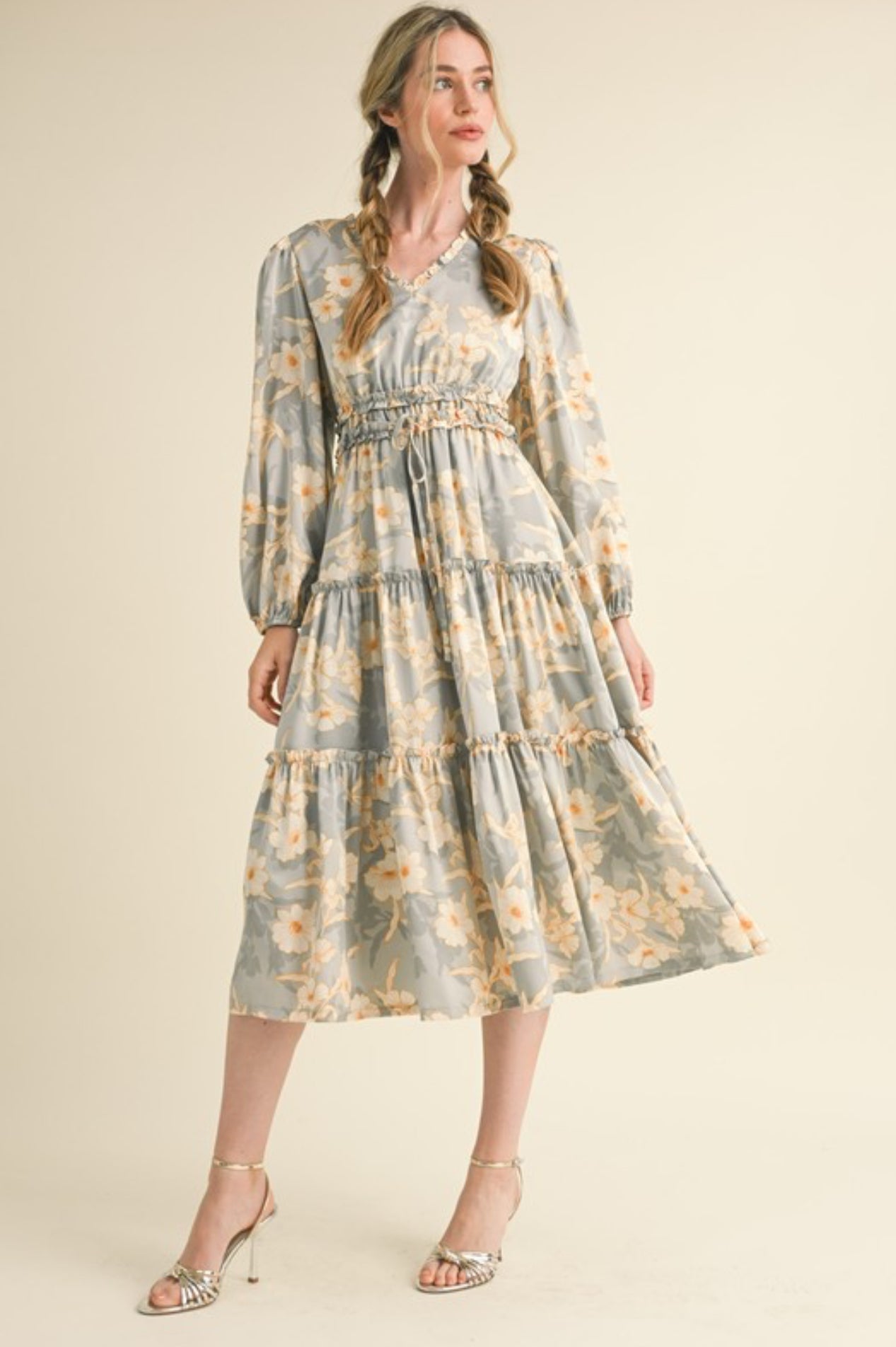 Lina midi Dress                                         

Vestido midi floral con ribete de volantes