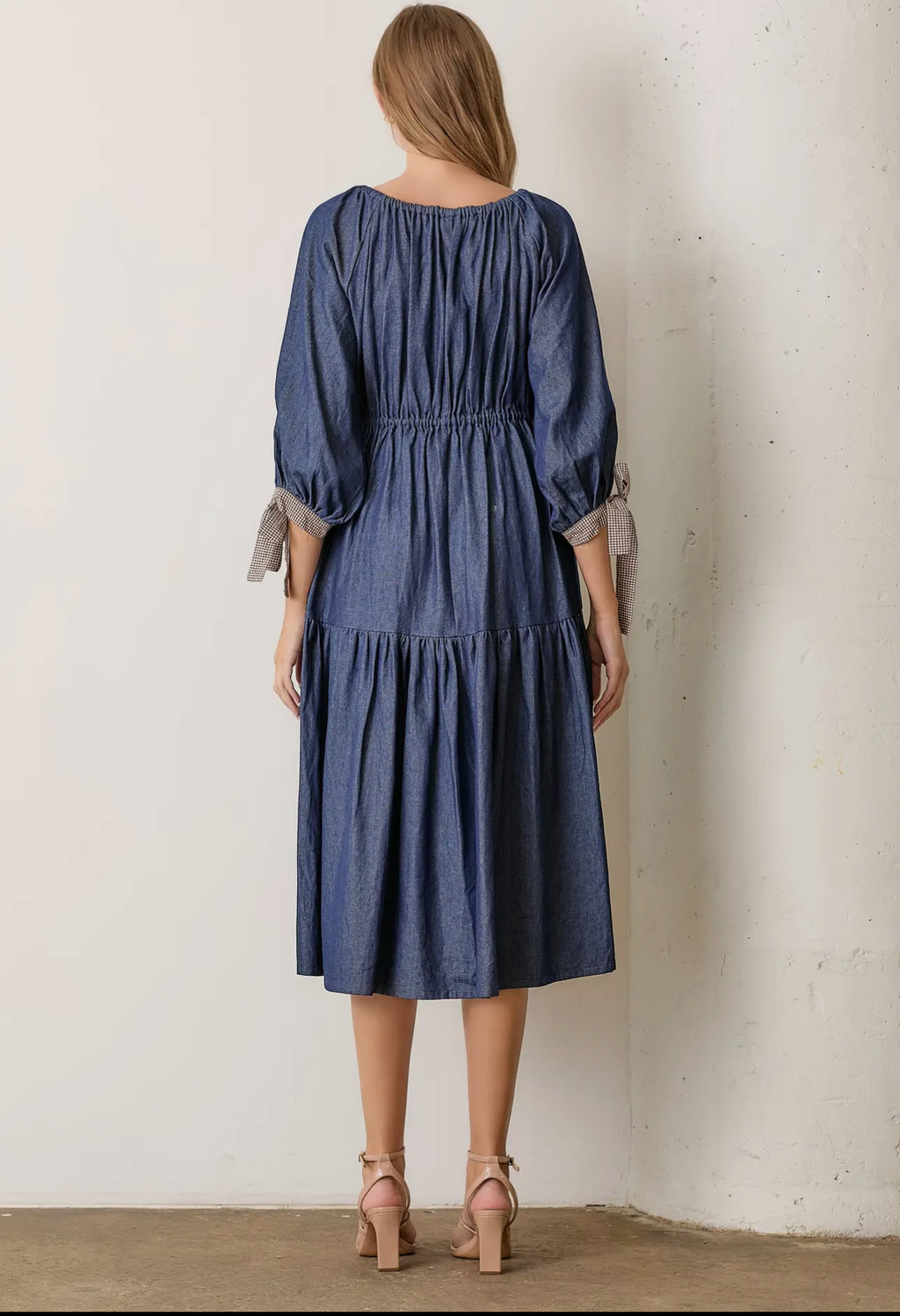 Amelia Midi Dress.                                   Vestido De Manga Larga Con

Cuello Redondo