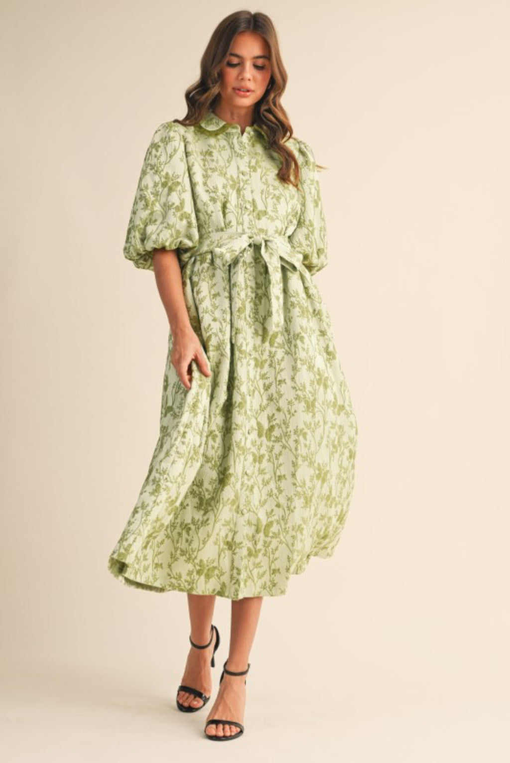 Saira Midi  Dress                                     Vestido midi abotonado con mangas abullonadas de jacquard