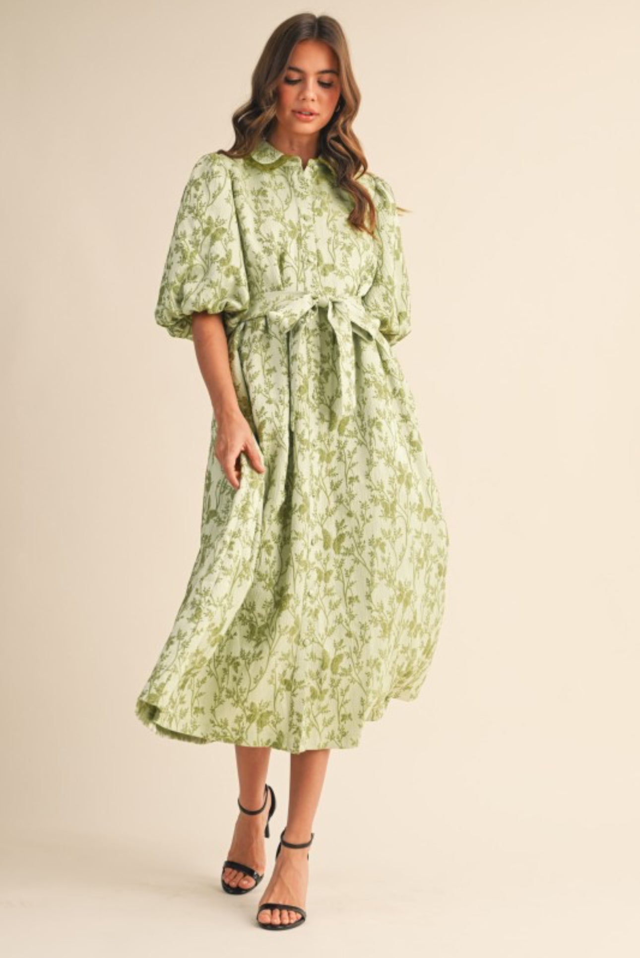 Saira Midi  Dress                                     Vestido midi abotonado con mangas abullonadas de jacquard