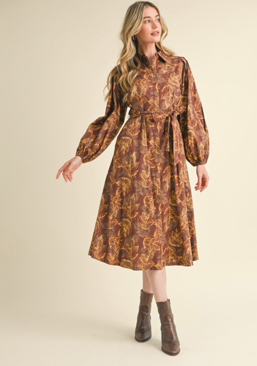 Adela Midi Dress.                                        Vestido midi camisero con estampado de hojas