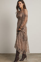 Valeria maxi Dress                                         Vestido largo de encaje de manga larga escalonada