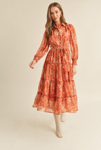 Vera  Midi Dress.                                       

Vestido midi escalonado con botones y volantes Estampado floral multicolor óxido