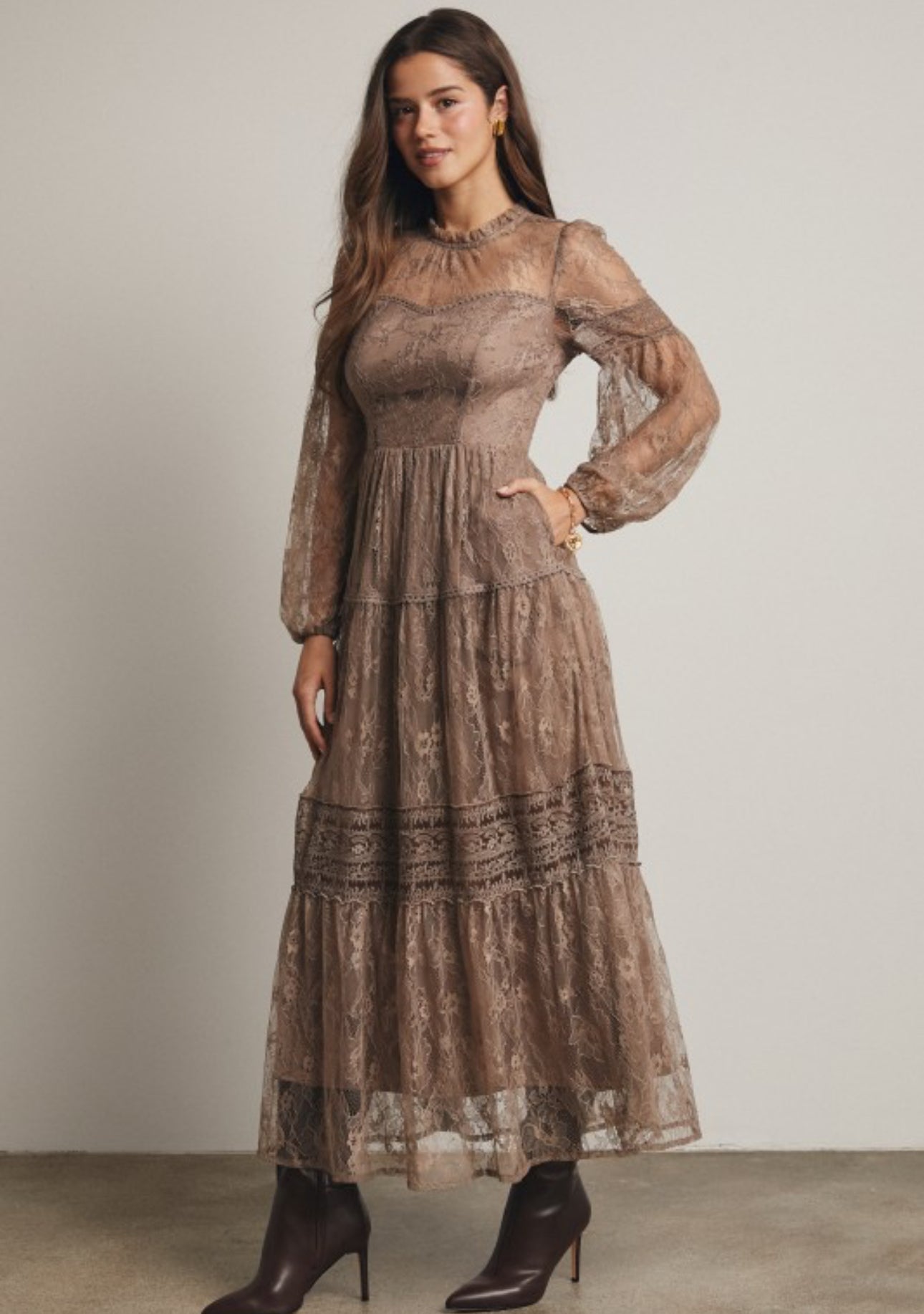 Valeria maxi Dress                                         Vestido largo de encaje de manga larga escalonada