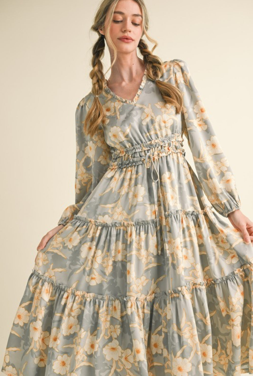 Lina midi Dress                                         

Vestido midi floral con ribete de volantes