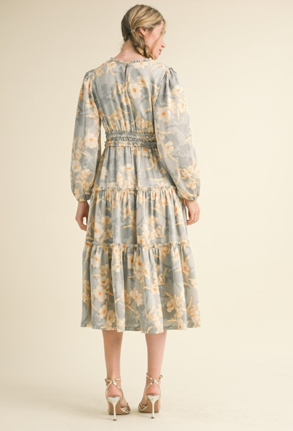 Lina midi Dress                                         

Vestido midi floral con ribete de volantes