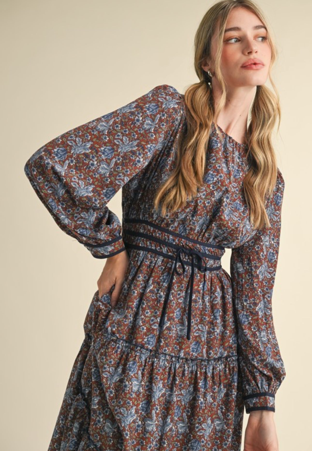 Helena midi Dress                                     Vestido midi floral con ribete en contraste