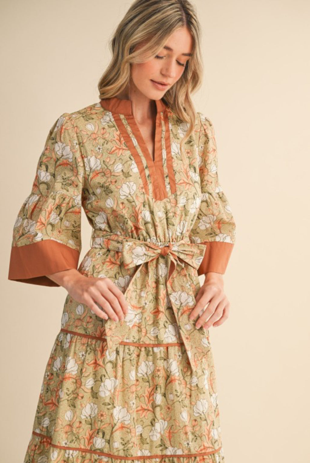 Ámbar Midi Dress.                                             

Vestido midi con cinturón, ribete en contraste y estampado floral Combinación Ámbar Salvia