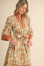 Ámbar Midi Dress.                                             

Vestido midi con cinturón, ribete en contraste y estampado floral Combinación Ámbar Salvia