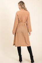 Gabardina color canela con lazo en la cintura