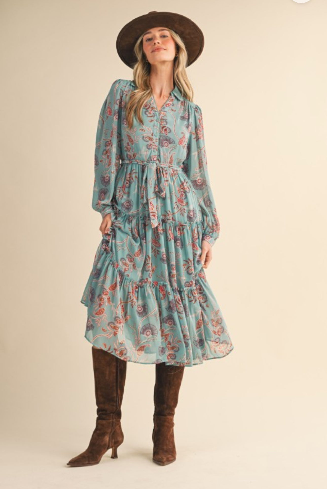 Vera Midi Dress.                                              Vestido midi escalonado con volantes y estampado paisley exclusivo