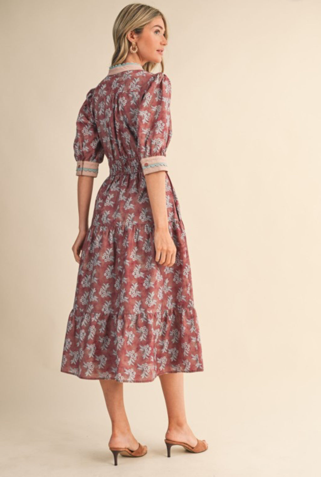 Rocio midi Dress.                                     Vestido midi festoneado con ribete en contraste y estampado floral