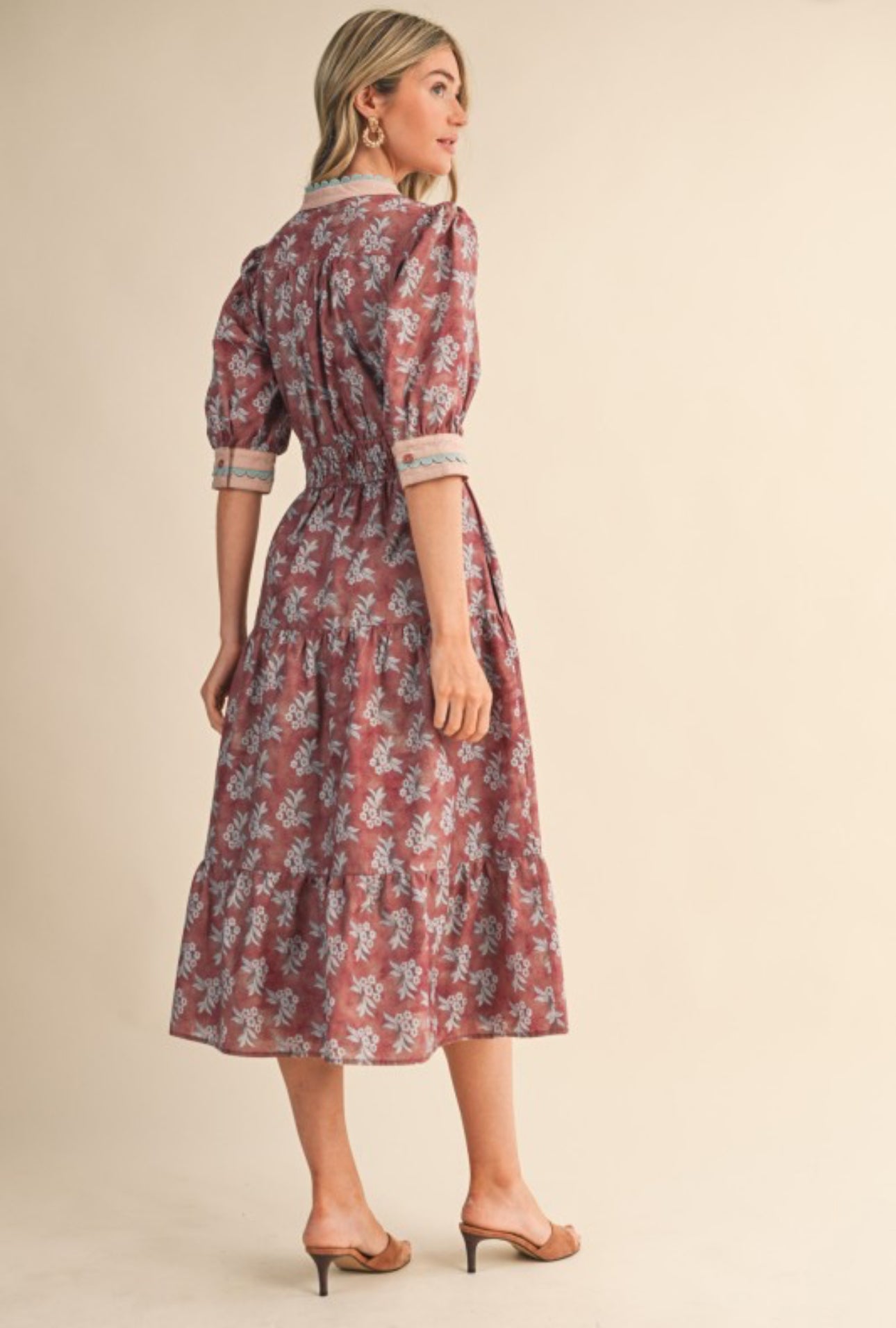 Rocio midi Dress.                                     Vestido midi festoneado con ribete en contraste y estampado floral