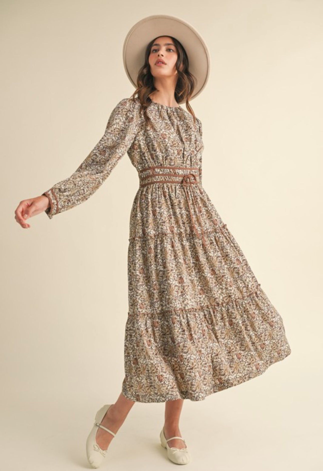 Helena Midi Dress.                                     Vestido midi floral con ribete en contraste