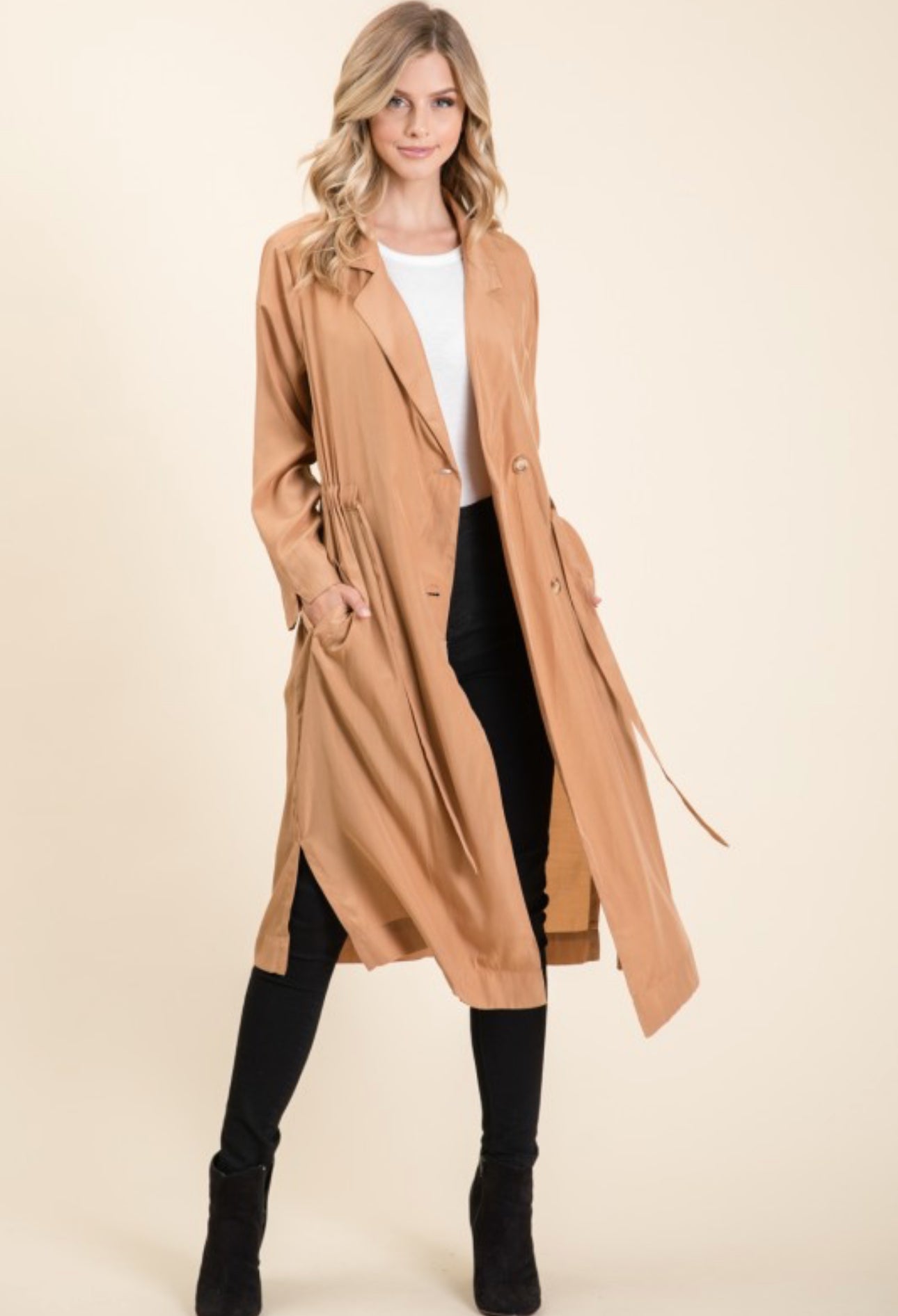 Gabardina color canela con lazo en la cintura