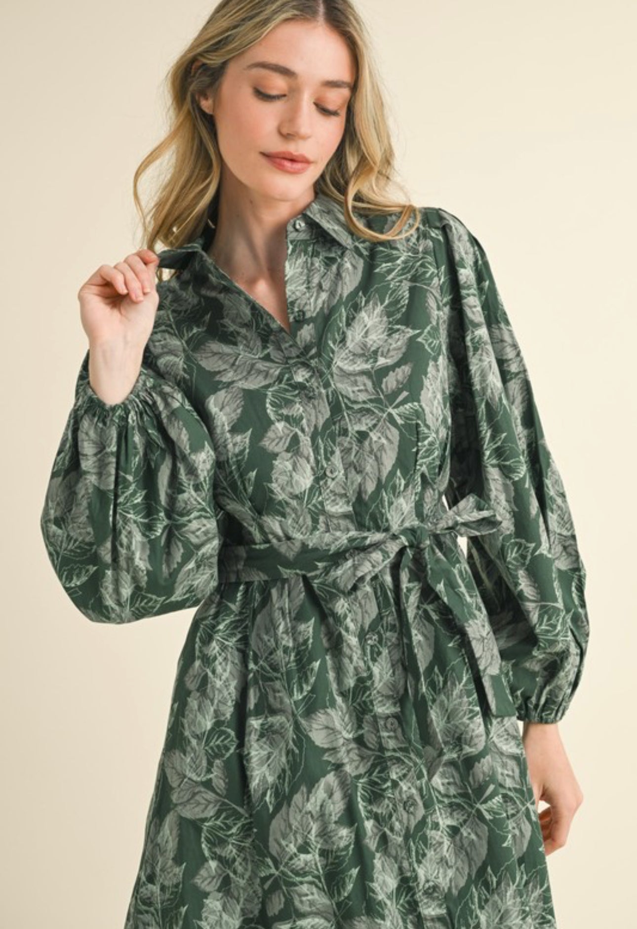 Adela Midi Dress                                 Vestido midi camisero con estampado de hojas