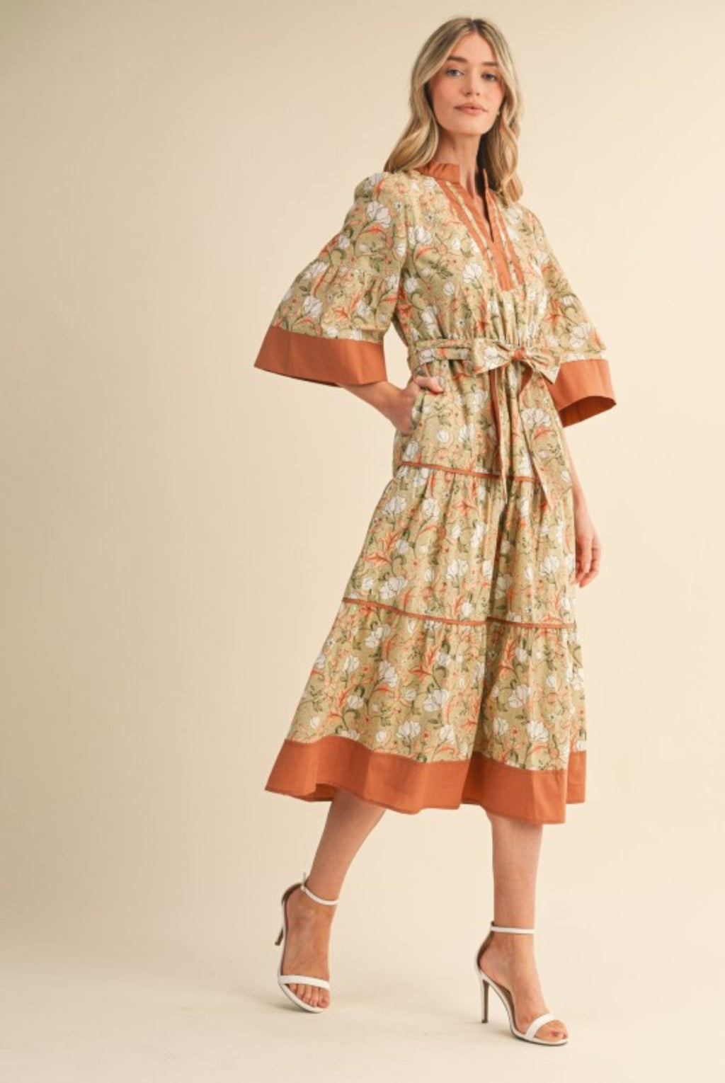 Ámbar Midi Dress.                                             

Vestido midi con cinturón, ribete en contraste y estampado floral Combinación Ámbar Salvia