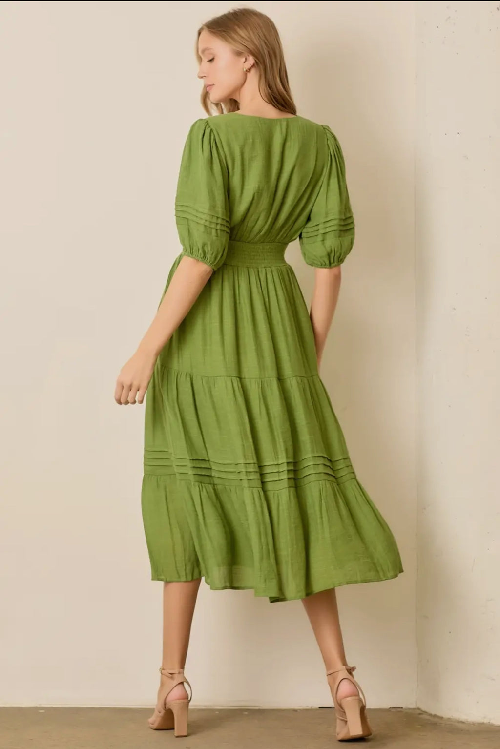 Vestido largo, escalonado con cuello en V