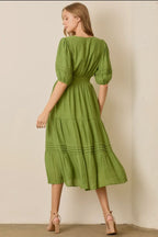Vestido largo, escalonado con cuello en V