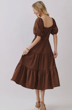 Amelia Midi Dress.                                     Vestido Escalonado Con Detalle De Lazo Y

Elástico En El Frente En Forma De U -