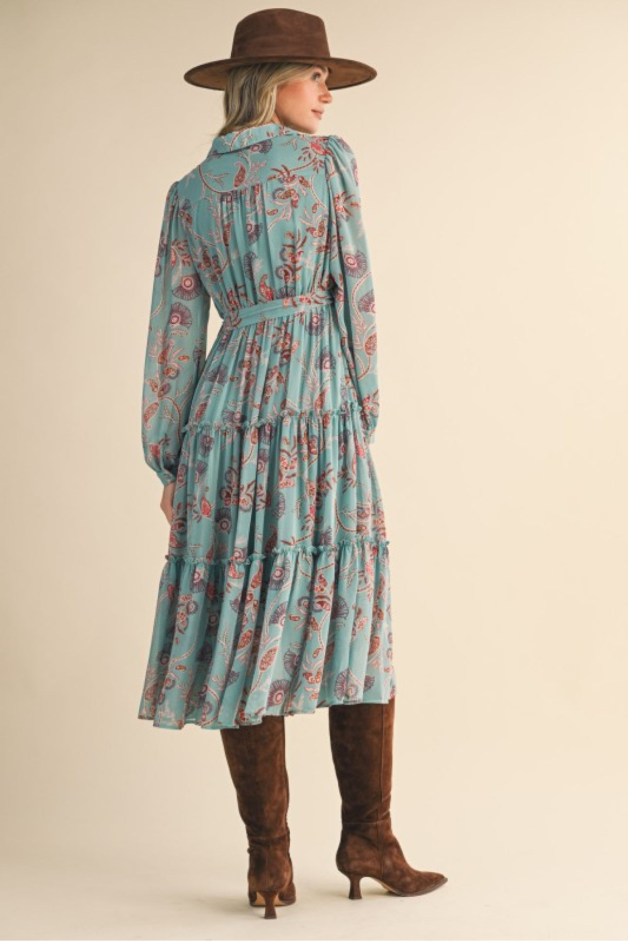 Vera Midi Dress.                                              Vestido midi escalonado con volantes y estampado paisley exclusivo