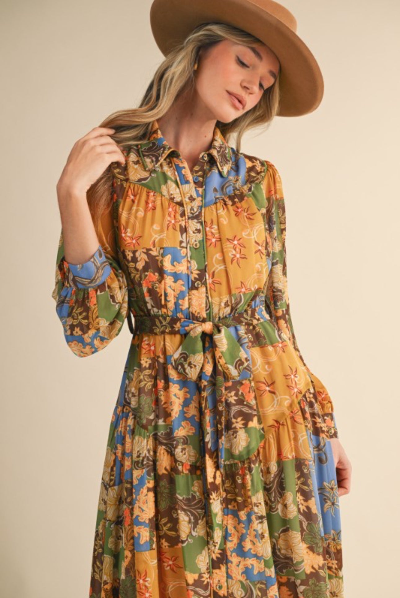 Vera midi Dress                                          Vestido midi abotonado con cinturón y estampado patchwork