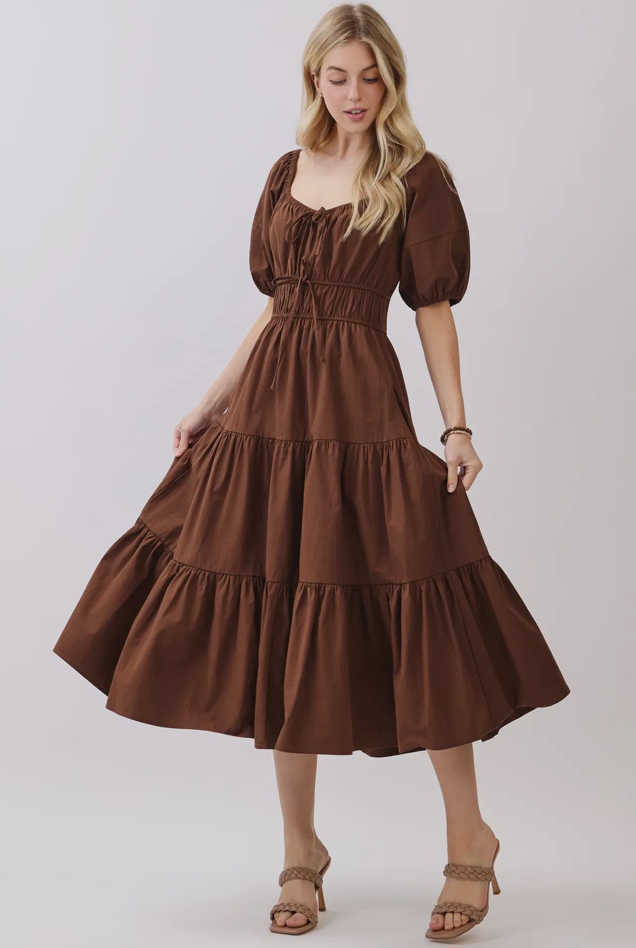 Amelia Midi Dress.                                     Vestido Escalonado Con Detalle De Lazo Y

Elástico En El Frente En Forma De U -