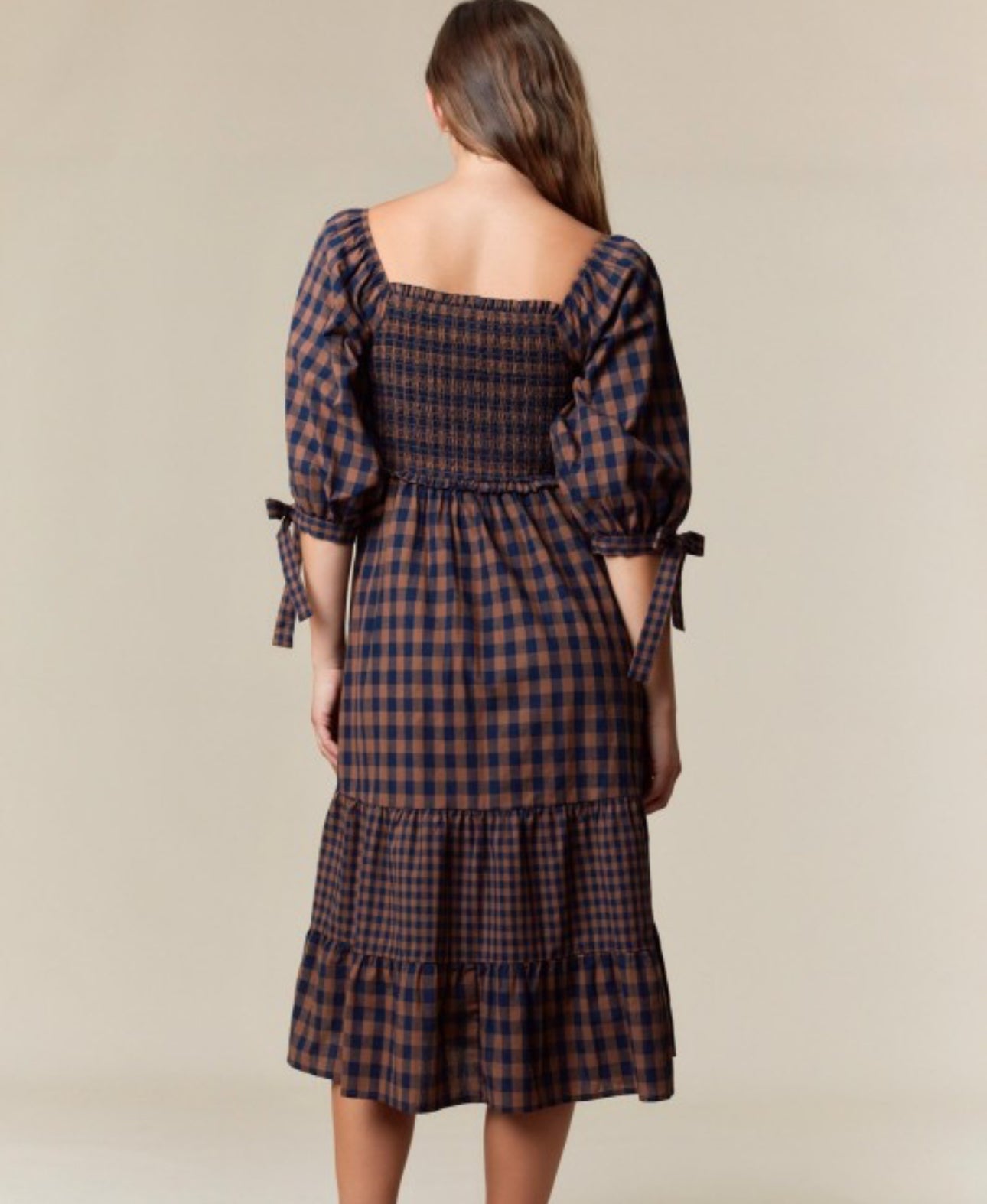 Melissa Midi Dress.                                   Vestido a cuadros con detalle fruncido especial
