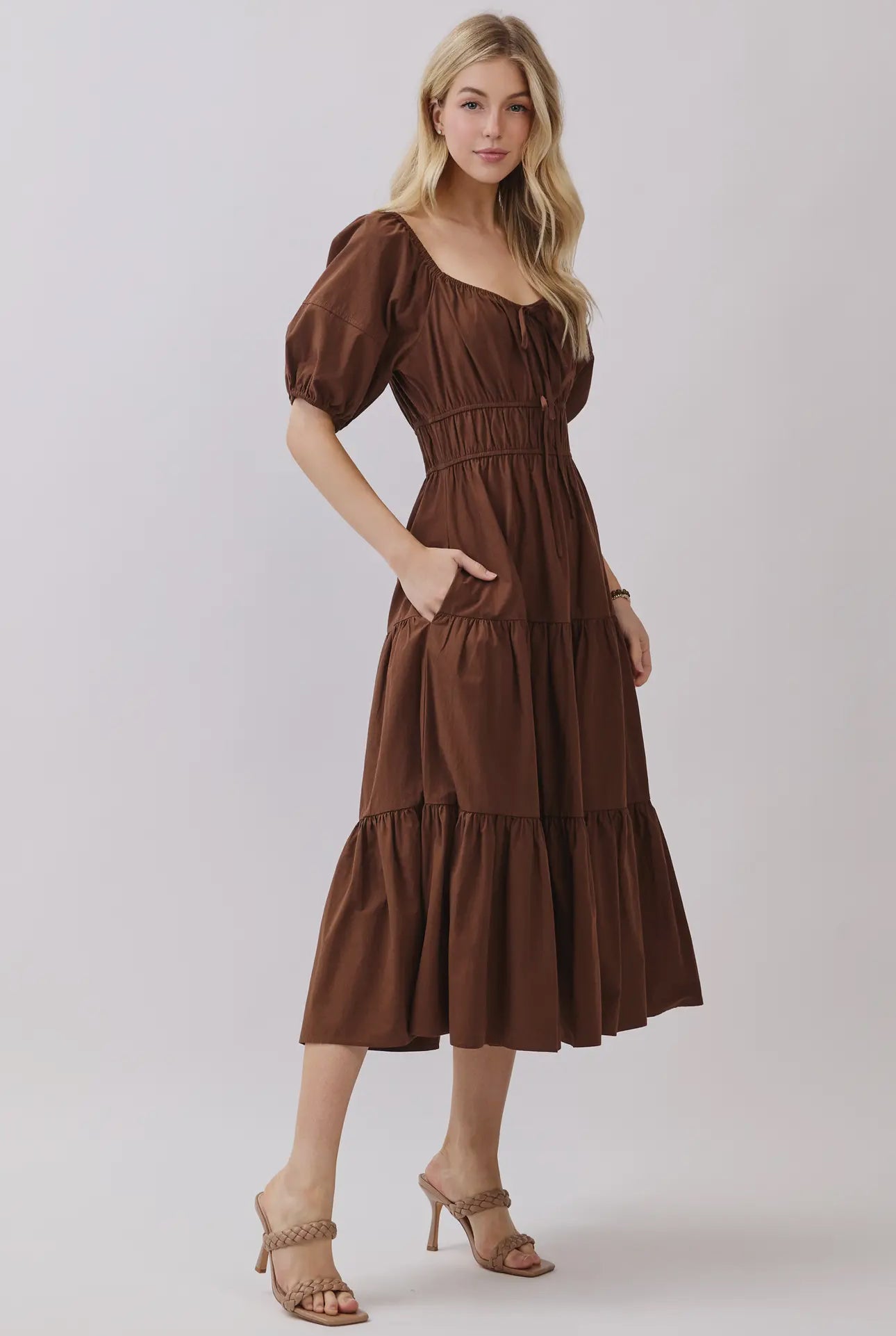 Amelia Midi Dress.                                     Vestido Escalonado Con Detalle De Lazo Y

Elástico En El Frente En Forma De U -