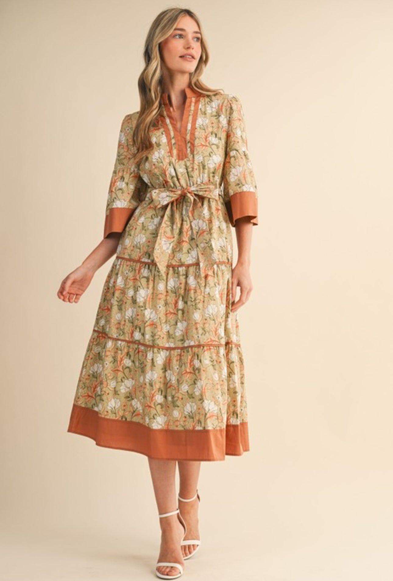 Ámbar Midi Dress.                                             

Vestido midi con cinturón, ribete en contraste y estampado floral Combinación Ámbar Salvia