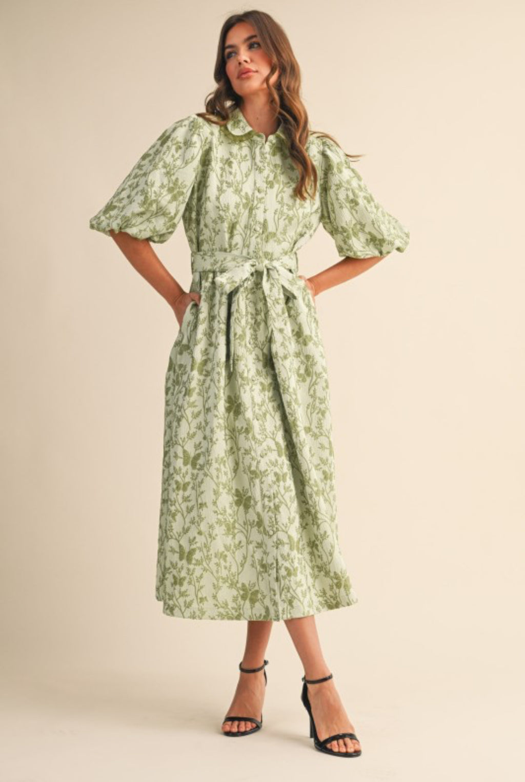 Saira Midi  Dress                                     Vestido midi abotonado con mangas abullonadas de jacquard