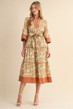 Ámbar Midi Dress.                                             

Vestido midi con cinturón, ribete en contraste y estampado floral Combinación Ámbar Salvia