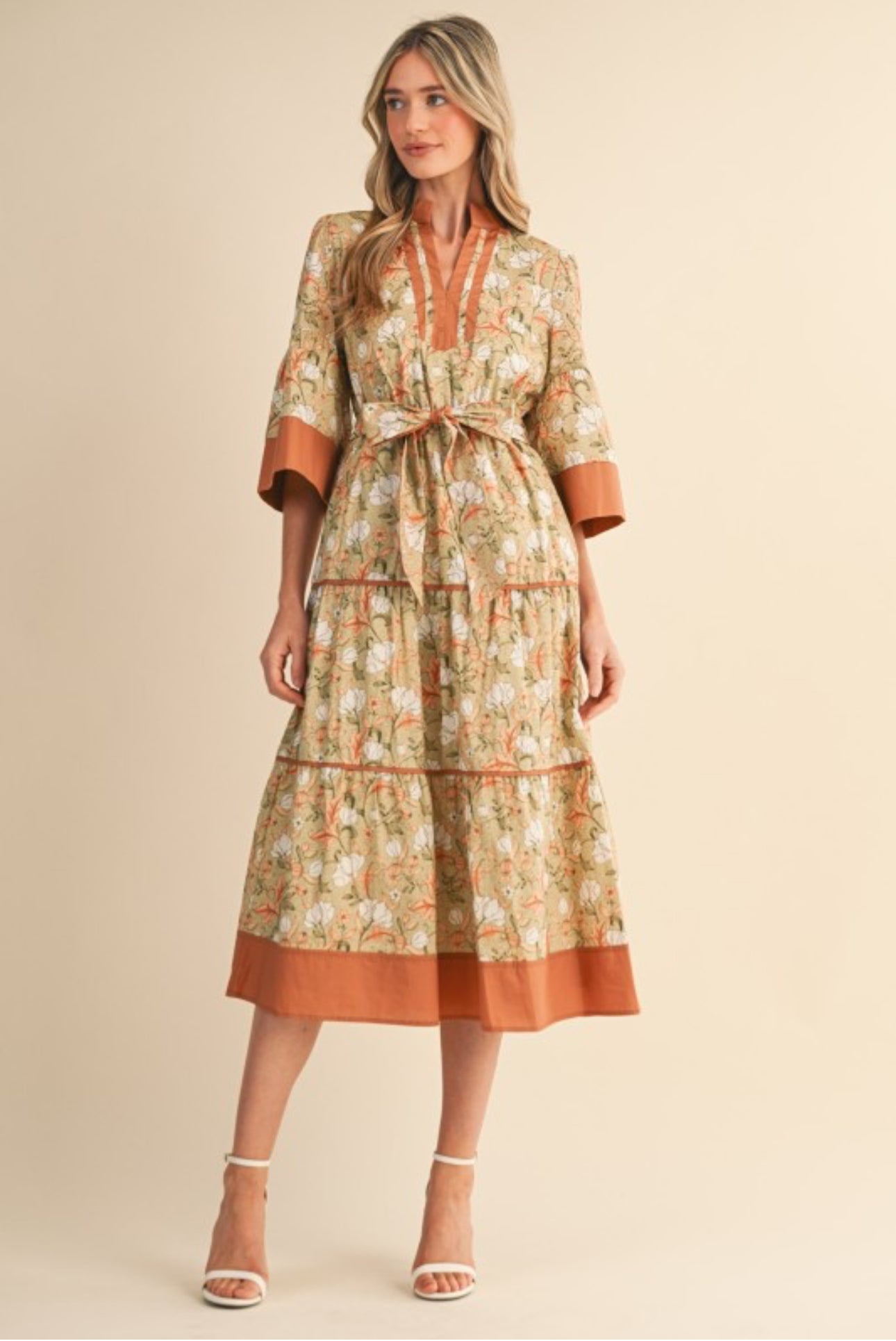 Ámbar Midi Dress.                                             

Vestido midi con cinturón, ribete en contraste y estampado floral Combinación Ámbar Salvia