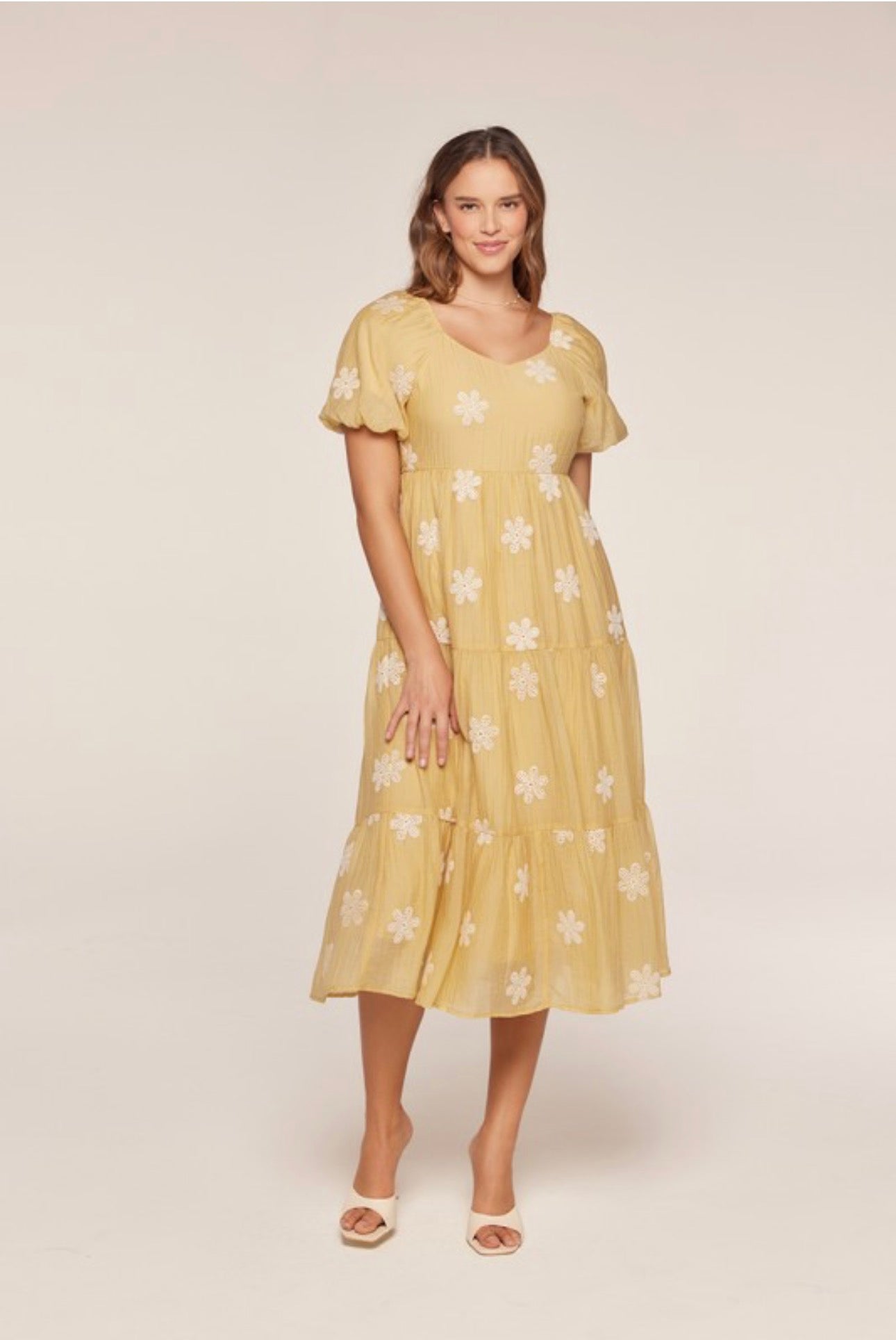 Miriam Midi dress.                                    Vestido con cuello de corazón bordado y capas