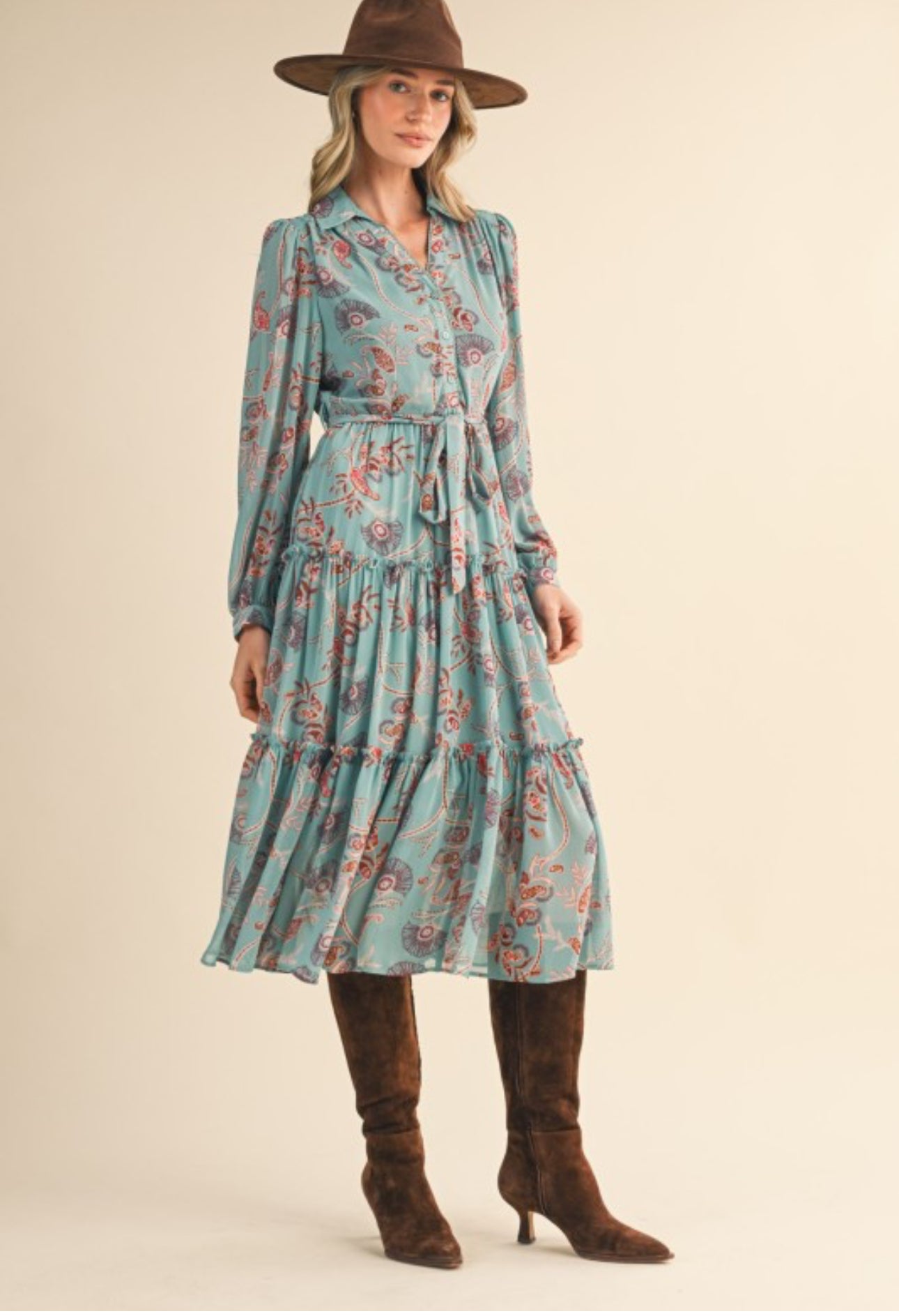 Vera Midi Dress.                                              Vestido midi escalonado con volantes y estampado paisley exclusivo