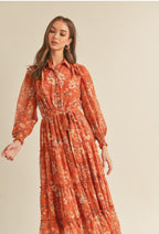 Vera  Midi Dress.                                       

Vestido midi escalonado con botones y volantes Estampado floral multicolor óxido