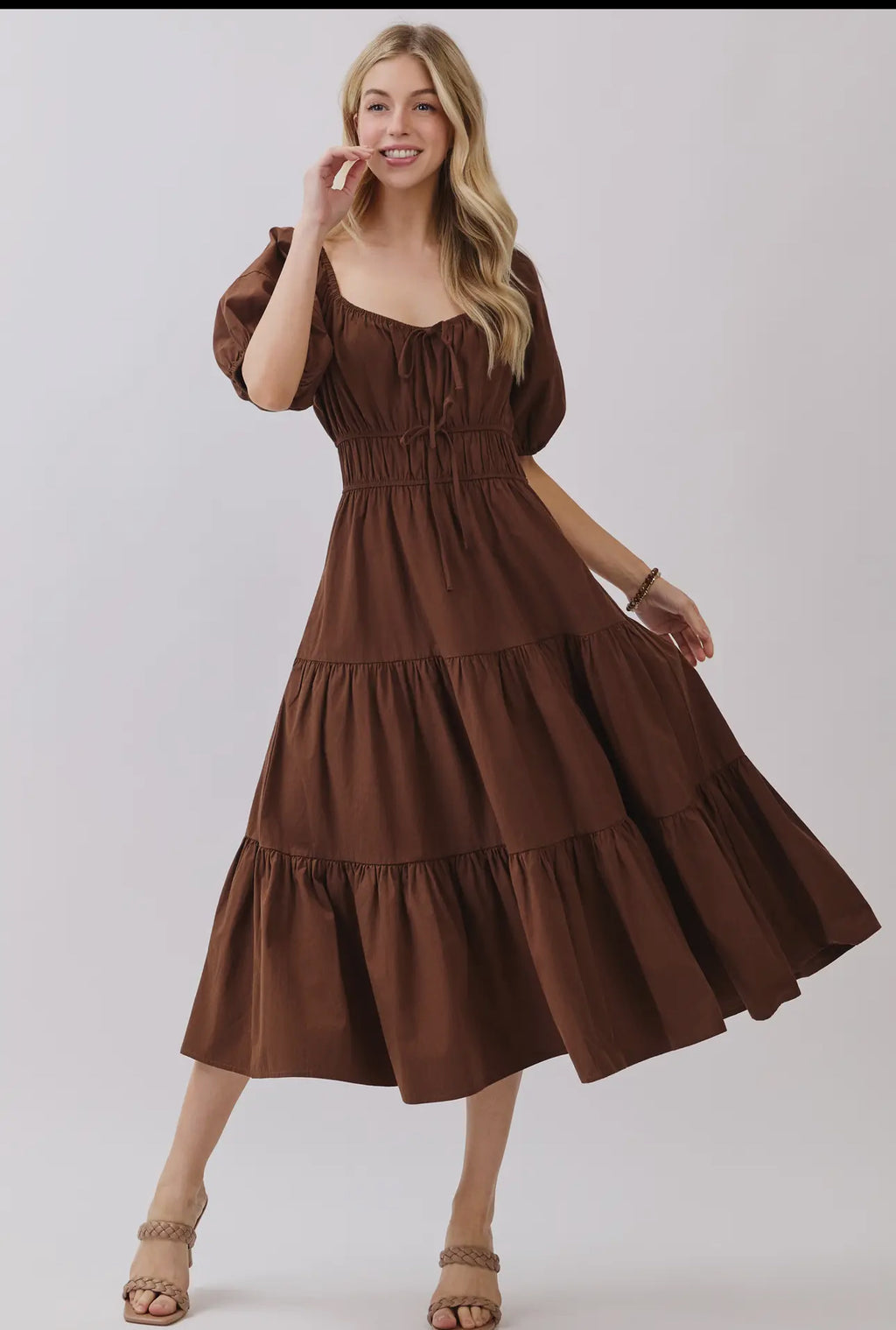 Amelia Midi Dress.                                     Vestido Escalonado Con Detalle De Lazo Y

Elástico En El Frente En Forma De U -