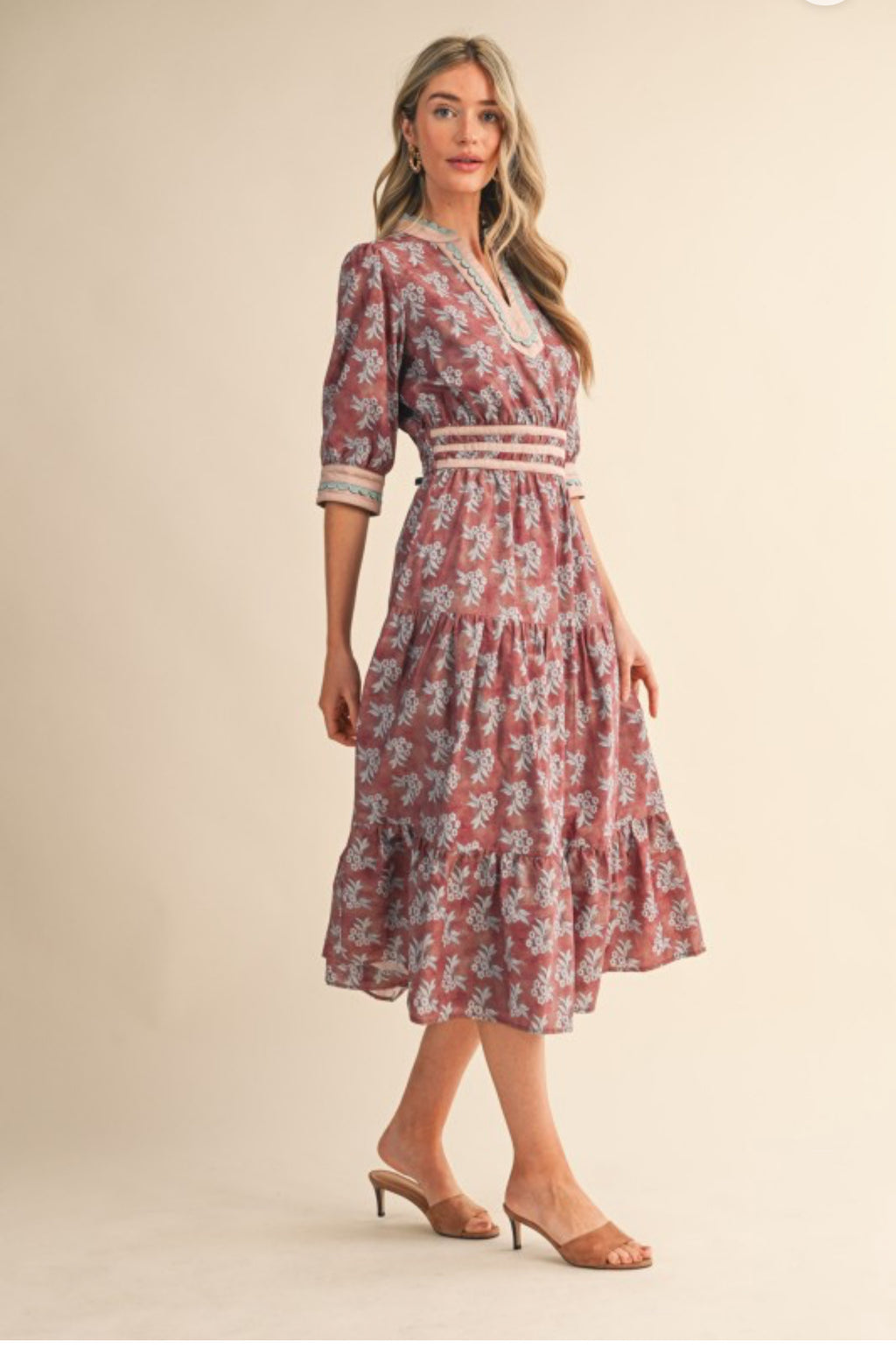 Rocio midi Dress.                                     Vestido midi festoneado con ribete en contraste y estampado floral